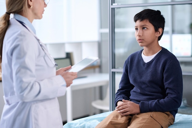 Un chico de Oriente Medio hablando con un médico.
