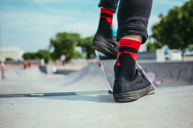 Chico en patineta baja por la pista