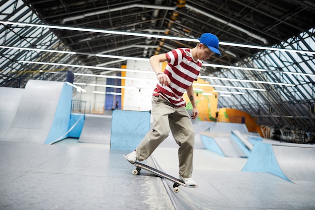 Chico en patineta