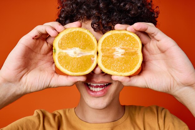 Foto chico con pelo rizado naranjas cerca de cara emociones primer plano