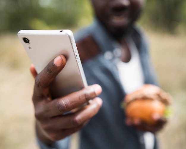 Foto chico de primer plano con smartphone