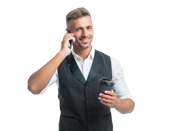 Chico profesional feliz hablando por teléfono móvil durante la pausa del té aislado en blanco