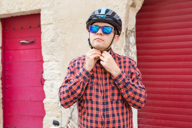 El chico se quita el casco