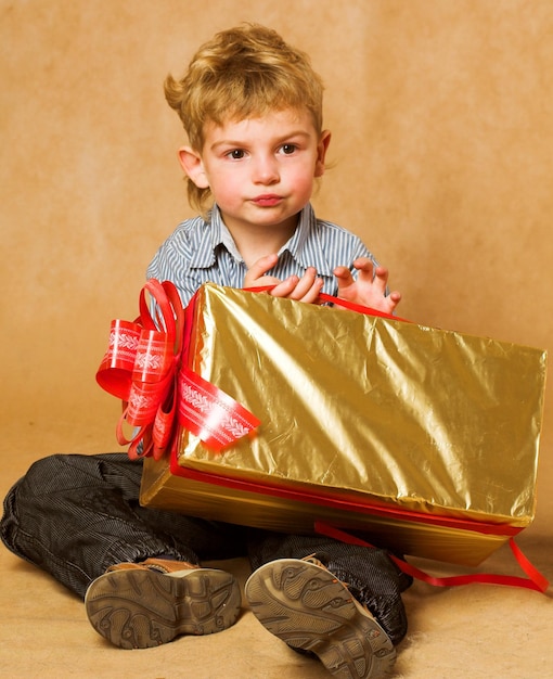 Chico con regalo de Navidad