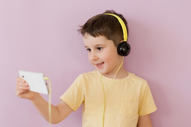 Chico con smartphone en auriculares