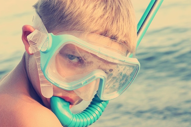 Chico con snorkel y gafas