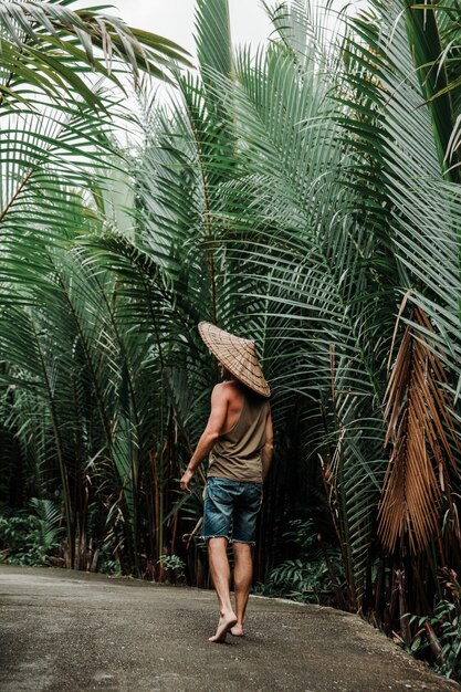 chico con sombrero de paja en ambiente tropical