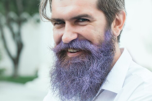 Chico sonriente con barba lila