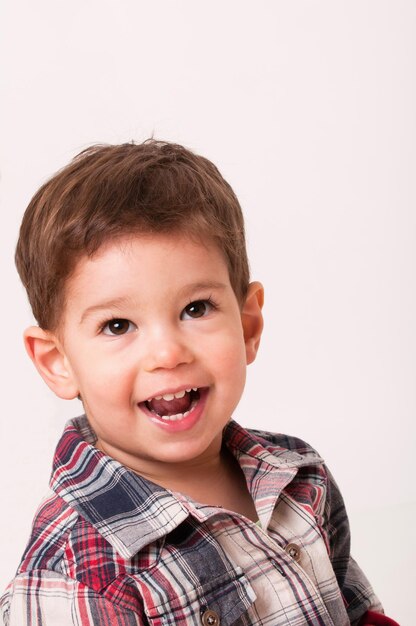 Foto el chico sonriente y lindo.