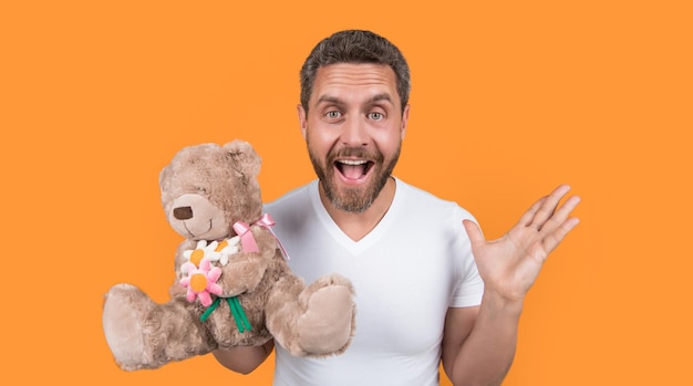 Chico sorprendido con oso de juguete para el día de san valentín foto de chico con oso de juguete de san valentín