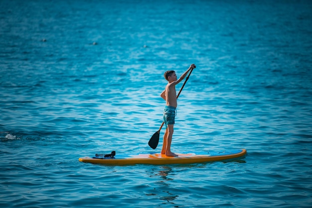 Chico en Stand Up Board o SUP