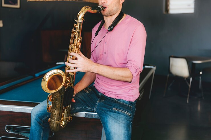 Foto un chico con su saxofón