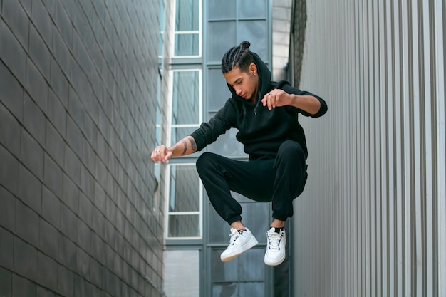 Chico de tiro completo haciendo parkour