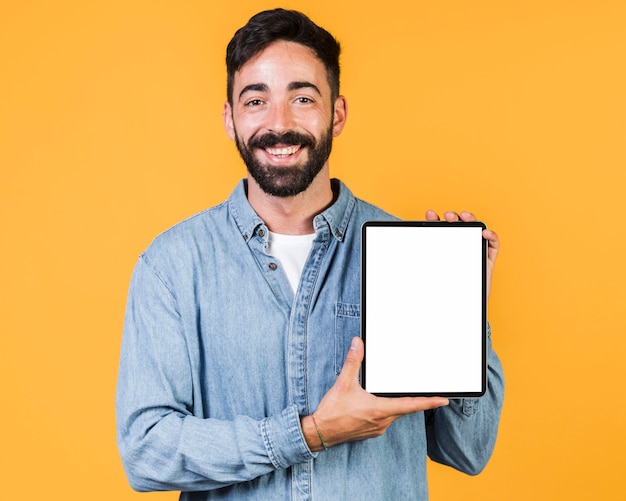 Foto chico de tiro medio sosteniendo una tableta