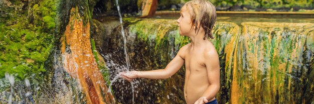 Chico turista en Belulang Hot Springs en Bali, Village Mengesta, distrito de Penebel, regencia de Tabanan. Viajar con niños concepto BANNER, formato largo