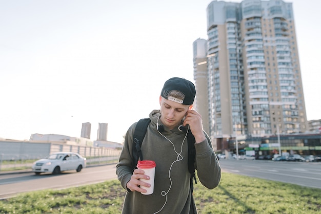 Chico urbano guapo con una taza de papel