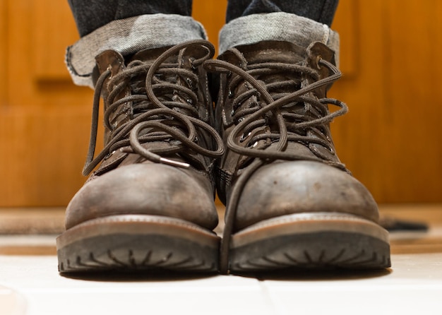 El chico de los zapatos grises sucios de cerca