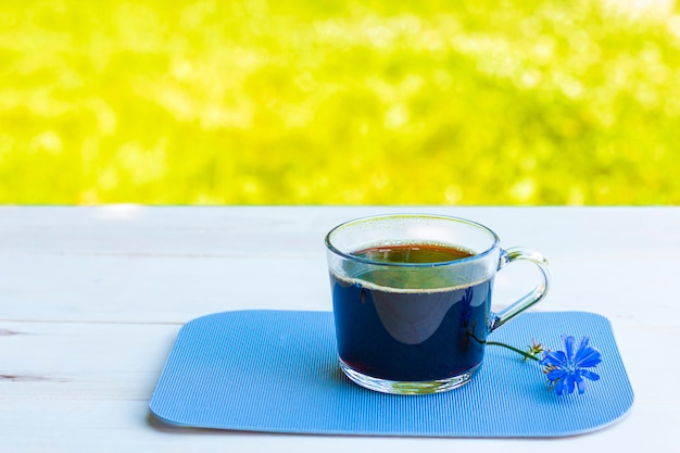 Chicorée heißes Getränk in einer Tasse mit einer Blume