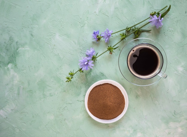 Chicorée Kaffee. Ein Ersatz für traditionellen Kaffee, ein Kräutergetränk aus den Wurzeln von Chicorée