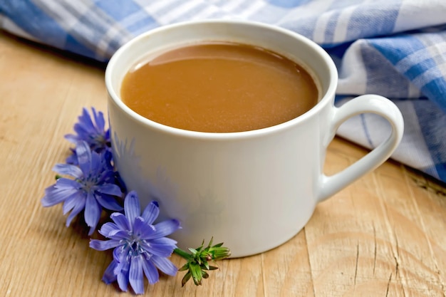 Chicoréegetränk in weißer Tasse mit Blume an Bord