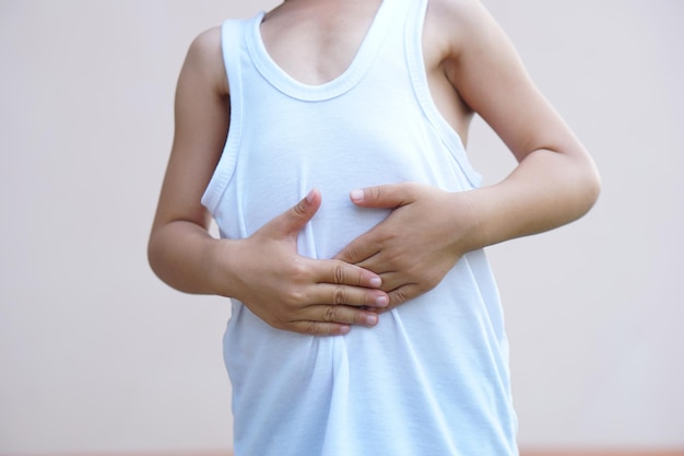 Los chicos asiáticos tienen dolores de estómago por no comer en el momento adecuado