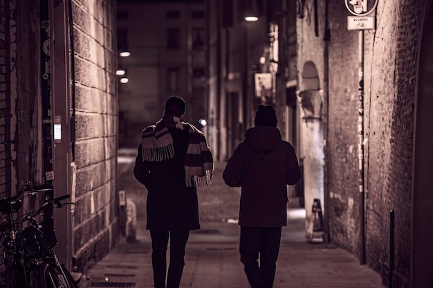 Chicos caminando en la ciudad por la noche