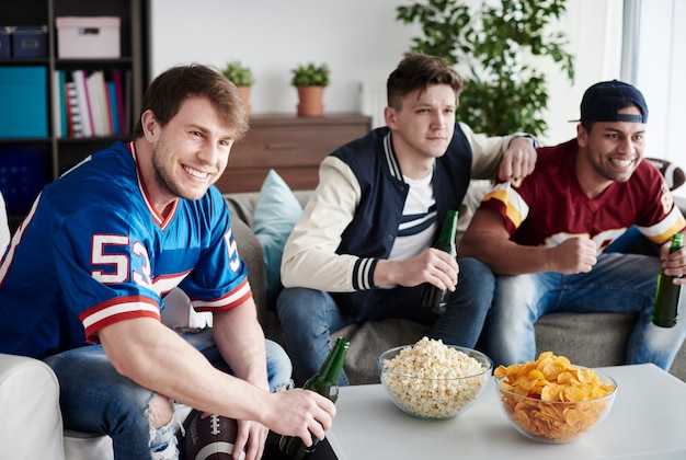 Chicos celebrando el partido de fútbol en casa.