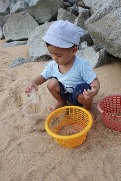 Los chicos están jugando en la playa.