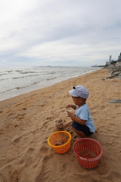 Los chicos están jugando en la playa.