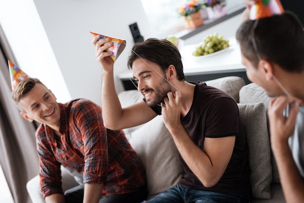 Foto los chicos están sentados en el sofá esperando la fiesta.