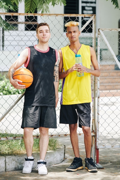 Chicos jóvenes jugando baloncesto