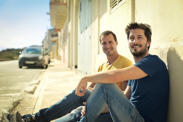 Chicos jóvenes en verano en la calle.