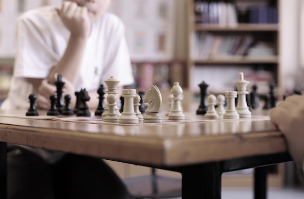 Chicos jugando al ajedrez en la escuela