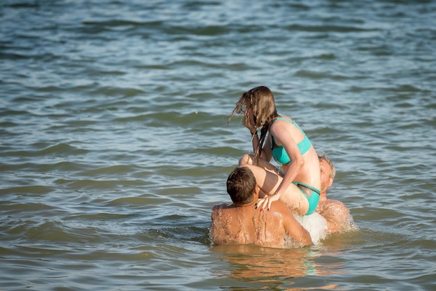 Chicos en el lago tiran a una chica al agua