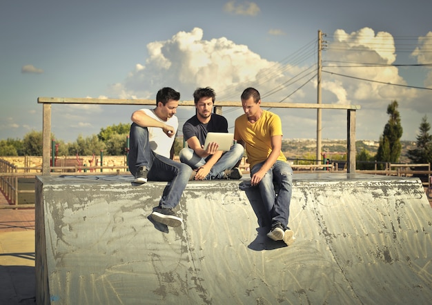 Chicos usando una tableta al aire libre