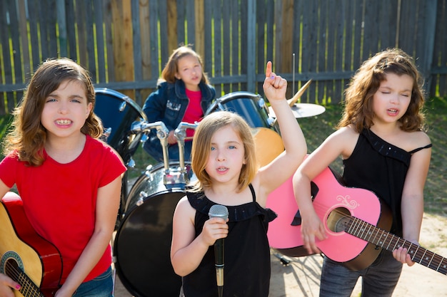 Chidren Sängerin Mädchen singen Live-Band im Garten spielen