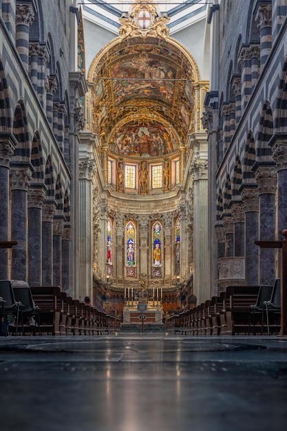 Chiesa di San Pietro in Banchi igreja católica com colunas de mármore e afrescos coloridos Gênova Itália