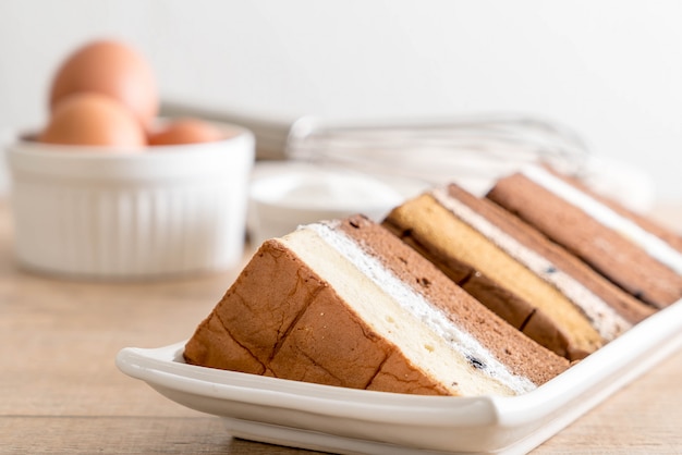 Chiffon Kuchen auf dem Tisch