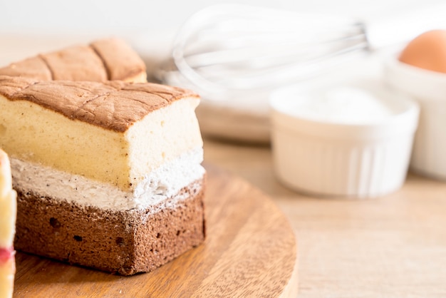 Chiffon-Kuchen auf dem Tisch