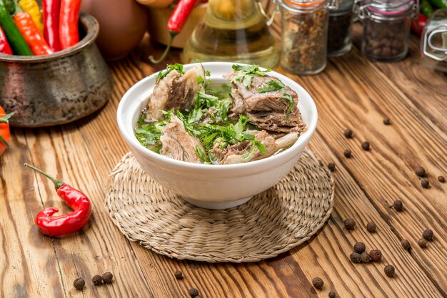 Foto chikhirtma - sopa tradicional georgiana feita com caldo de galinha rico