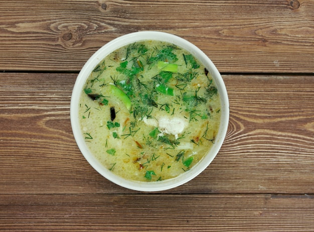 Chikhirtma - sopa tradicional georgiana. hecho con un rico caldo de pollo, que se espesa con huevos batidos