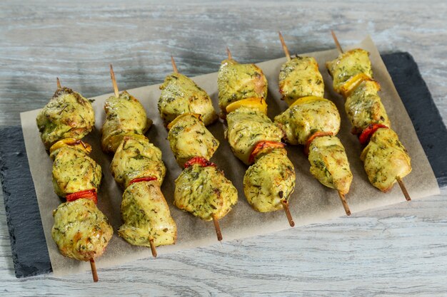 Chikrn kebabs en mesa de madera