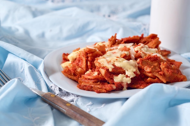 Chilaquiles Café da manhã mexicano Feito com tortilhas e molho vermelho