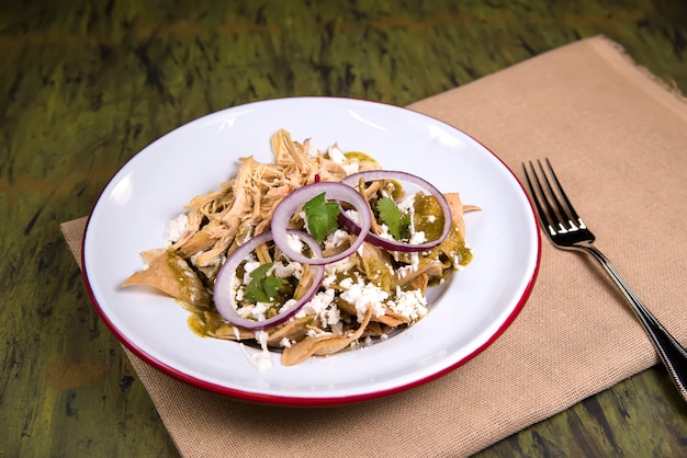 Chilaquiles em um prato branco - comida mexicana