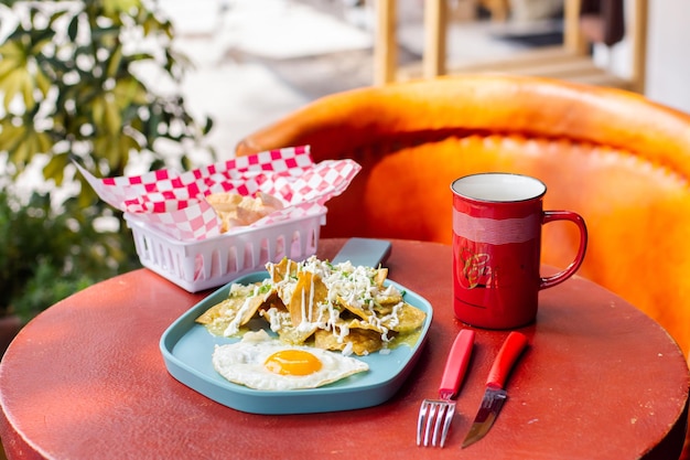 chilaquiles con huevo estrellado y cafe