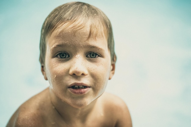 Child Psych Mind Protection Concept Kid Gefühle Nasse grüne Augen Junge trauriger Blick in die Kamera Tropfen Tränen Pool Versuchen Sie, wahr zu sagen Kindheit Elternschaft Beziehung Bildungsproblem Sport Trainer Druck