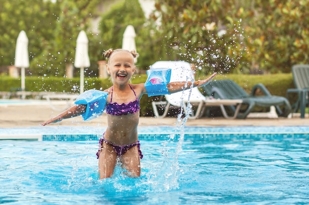 Children Pool by Sea Hotel Kid in Oversleeves Diviértete en Childrens Pool Happy Summer Holiday