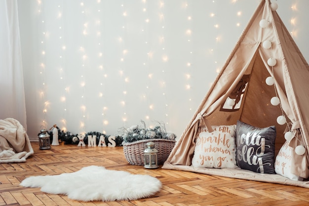 Foto children39s christmas location beige wigwam dekorierte fotozone für kinder im rustikalen stil