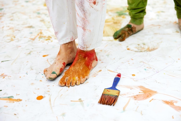 Children39s pies pintados con pinturas en el piso blanco en rojo