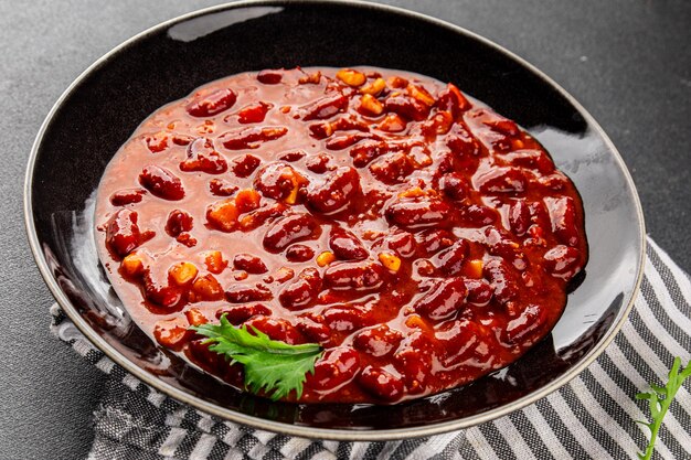 Chile con carne plato frijoles tomate maíz carne fresca deliciosa comida gourmet fondo en la mesa comida rústica vista superior espacio de copia